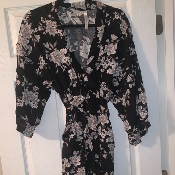 Women’s floral Coverup - Picture 2 of 3